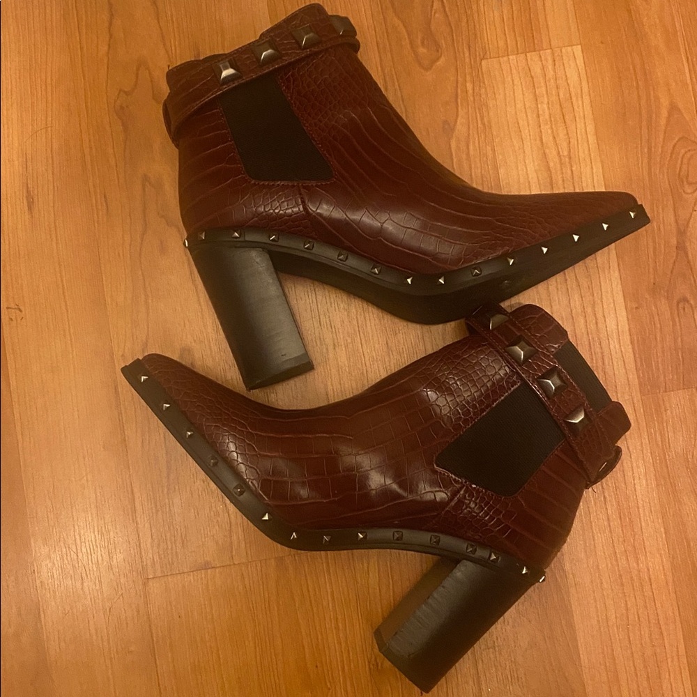 Charles by Charles David Dreamer studded Strap Leather Crock Embossed Sz 7